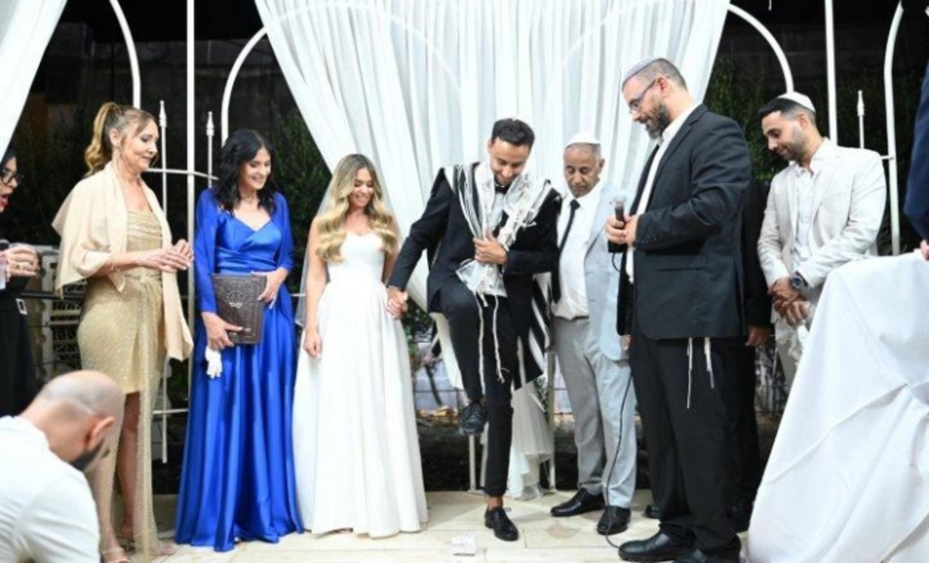 חופה מרגשת, קלילה ושמחה