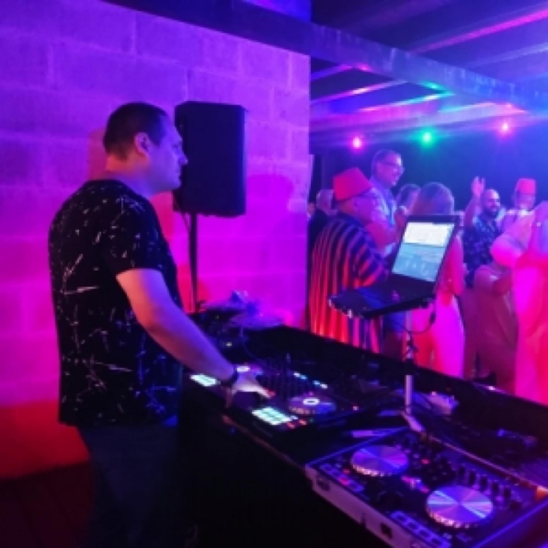 DJ איציק אהרון