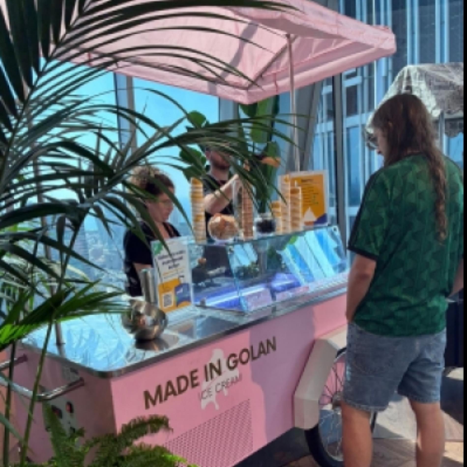 תוצרת הגולן - עגלת גלידה ודוכן כנאפה