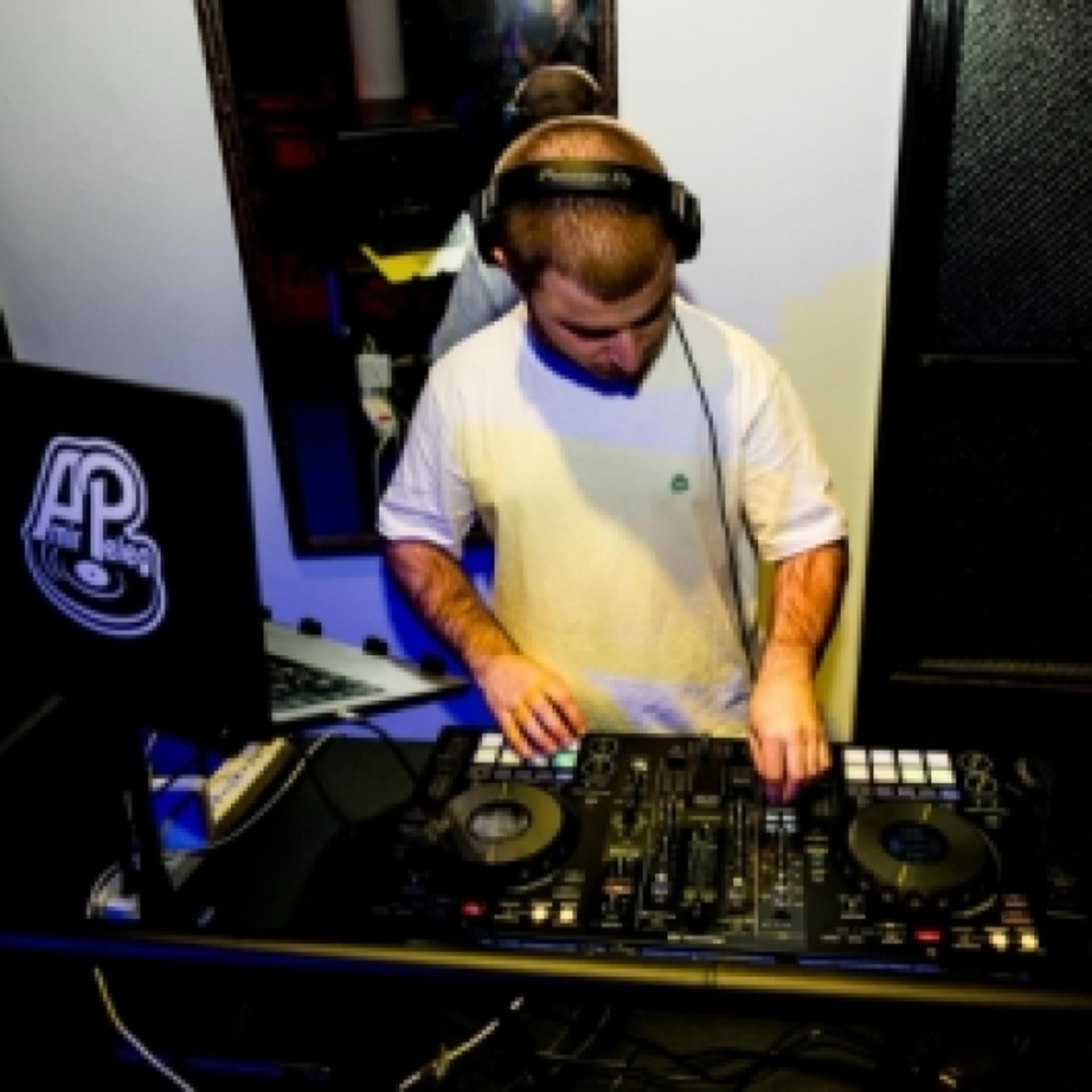 די-ג׳יי אמיר פלג