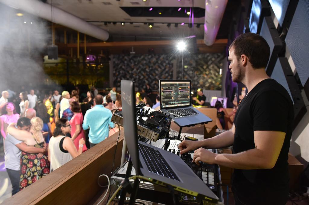 חוות דעת של יוליה על שחק ארבל - DJ Shahak Arbel