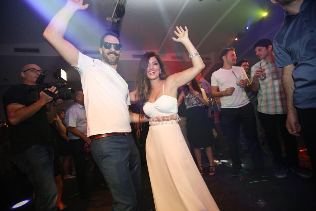 חוות דעת של Ester על דיפרנט - מוזיקה בצבע אחר - dj אייל אריאל