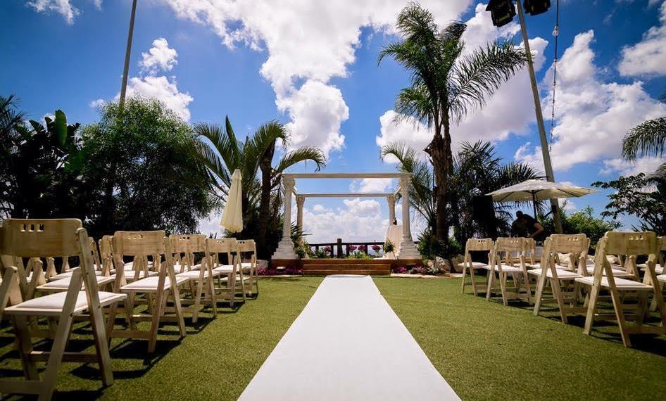 בין פרדסים ושדות עומדת אחוזה כמו באגדות★