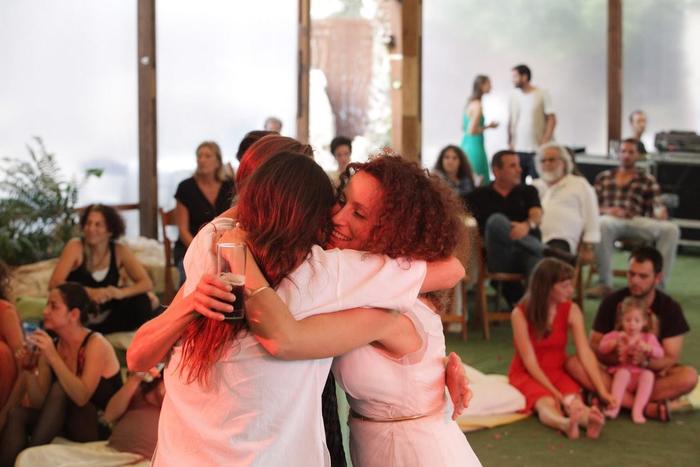 האורחים משתתפים בהכנות האורחים משתתפים בהכנות