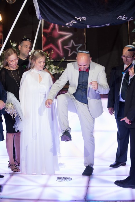 חופה בשעות הצהריים עם האנשים הכי קרובים חופה בשעות הצהריים עם האנשים הכי קרובים