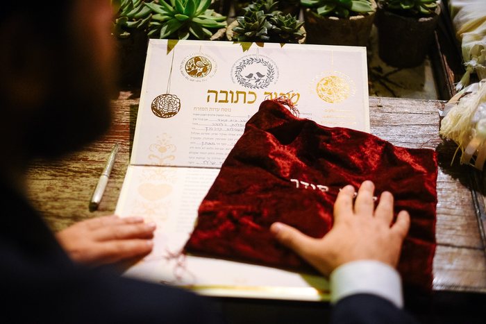 האיסור אינו מוחלט ותלוי בעדה של החתן. האיסור אינו מוחלט ותלוי בעדה של החתן.