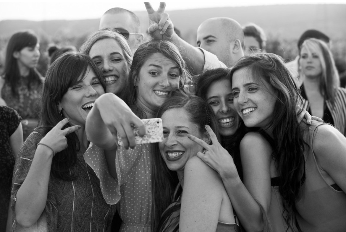 בעידן הסלפי, איך אפשר בלי שגם ההזמנה תהיה דיגיטלית? סלפי