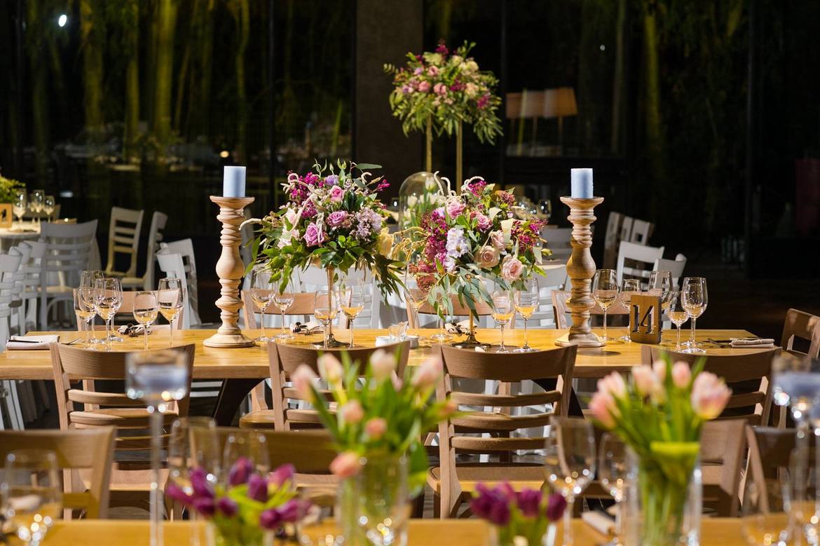 השולחנות מעוצבים כמו לוח שלם בפינטרסט - פרחים בצירופים מושלמים. השולחנות מעוצבים כמו לוח שלם בפינטרסט - פרחים בצירופים מושלמים.