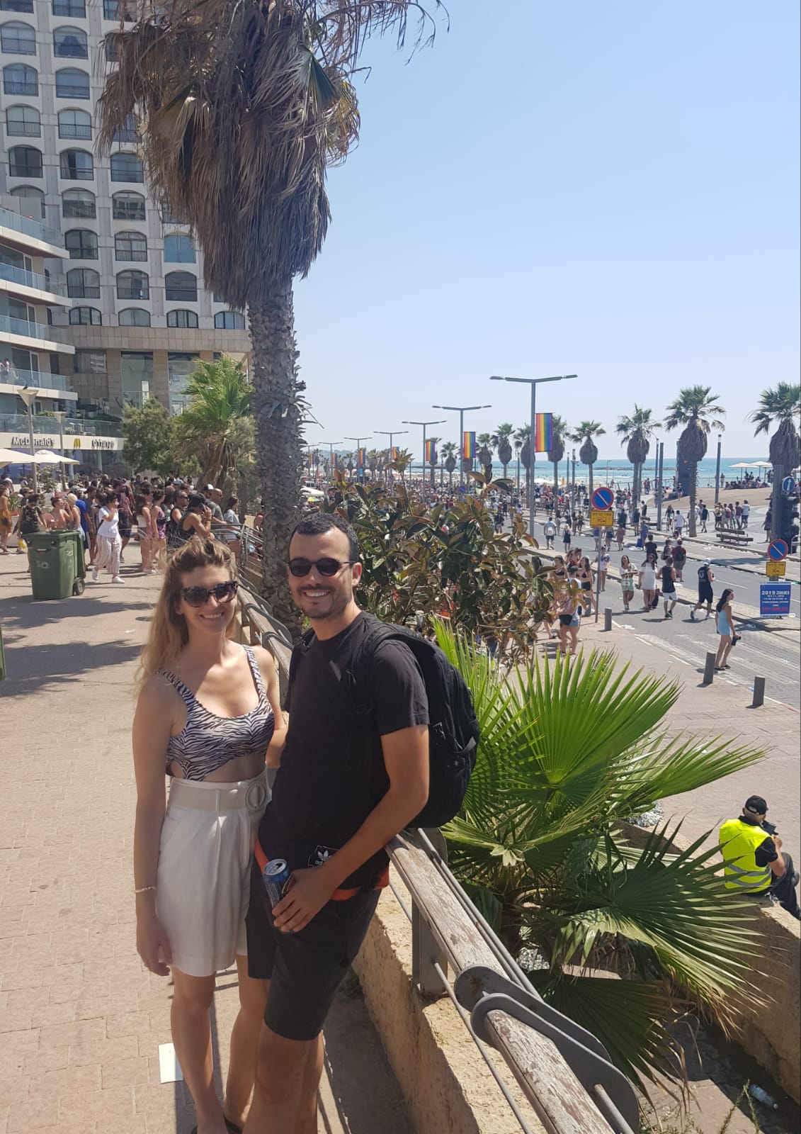 חיי תל אביב - מצעד הגאווה ממש מתחת לבית שלנו חיי תל אביב - מצעד הגאווה ממש מתחת לבית שלנו