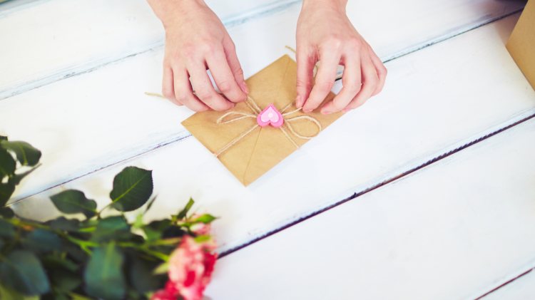 לא רק מכתבי אהבה: מגוון דרכים לחגוג זוגיות ביום פתק האהבה