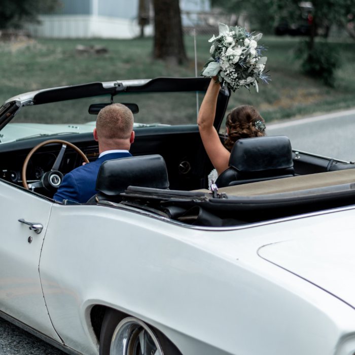 החתן והכלה צריכים לנסוע באוטו מבריק ומצוחצח, כזה שמריח נפלא ותואם את ההרגשה החגיגית שלהם