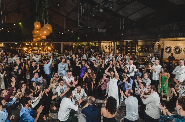 בין המיינסטרים, ההיפ הופ והדאנס תוכלו למצוא את השירים הכי ישראלים שמרימים כל חתונה הכי גבוה שאפשר. צילום: אור גליקמן