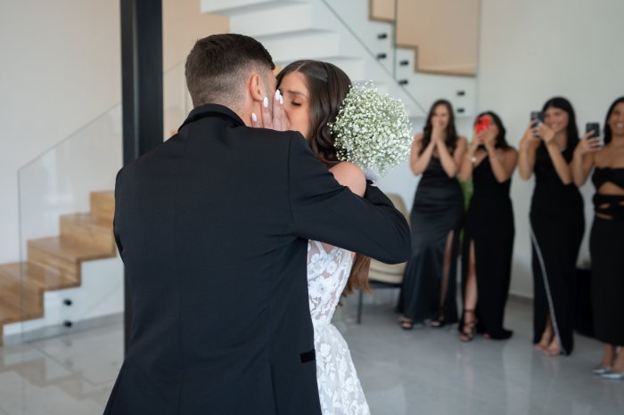 החתן נפגש בפעם הראשונה בחייו עם צלם שמתעד את הרגעים הכי אינטימיים שלו.