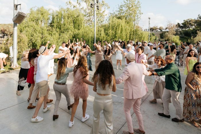 בחתונה בלטה במיוחד מסיבת הריקודים סטייל הורה וריקודי עם. צילום: your story