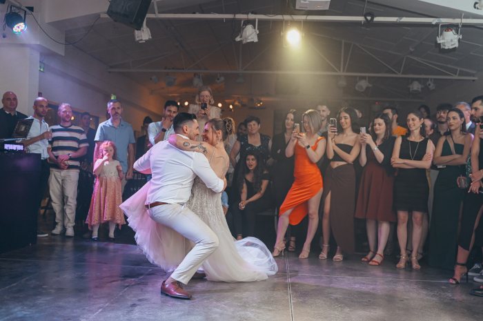 במהלך החתונה שלהם, הם החליטו להעז ולאלתר לחלוטין בריקוד הראשון שלהם.