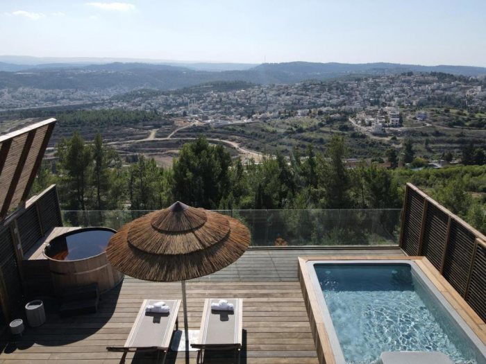 מלון גורדוניה בליווי נוף עוצר נשימה מול הרי ירושלים.