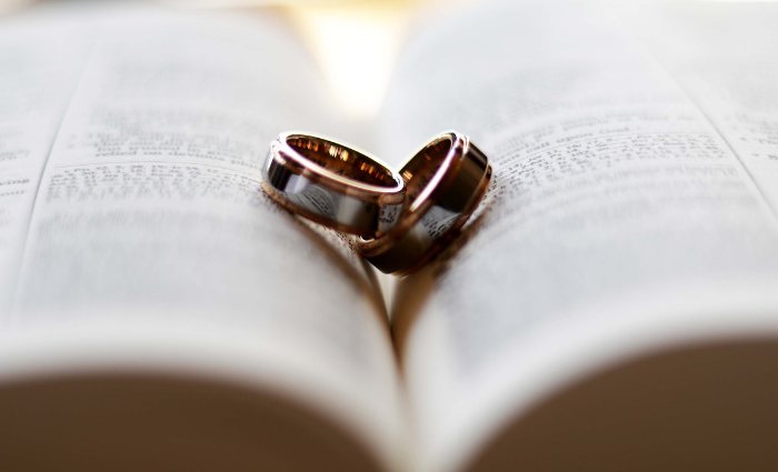 רבנים ועורכי טקסים - שאלת רב בצל מלחמה: להתחתן בזמן או לדחות?