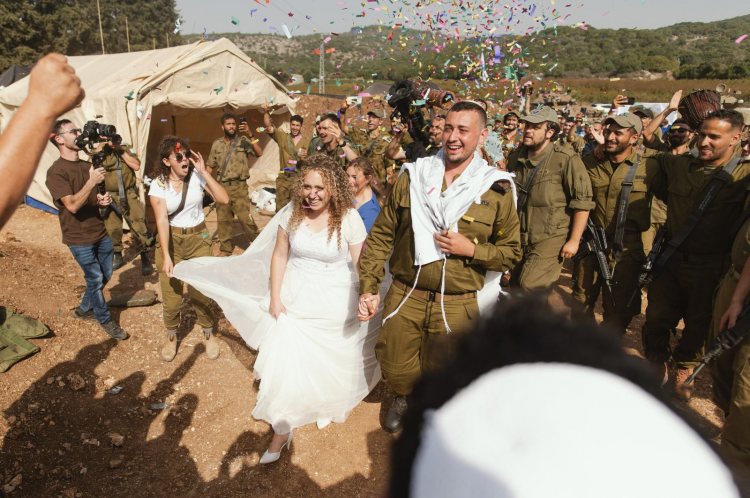 גם מלחמה לא תעצור את האהבה: חתונה בבסיס צבאי