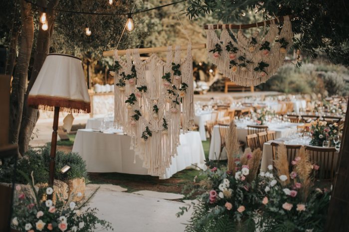גל הכלה חובבת מראה טבעי בסגנון בוהמייני, הכינה מקרמה בשילוב העיצוב. צילום: happy wedding days