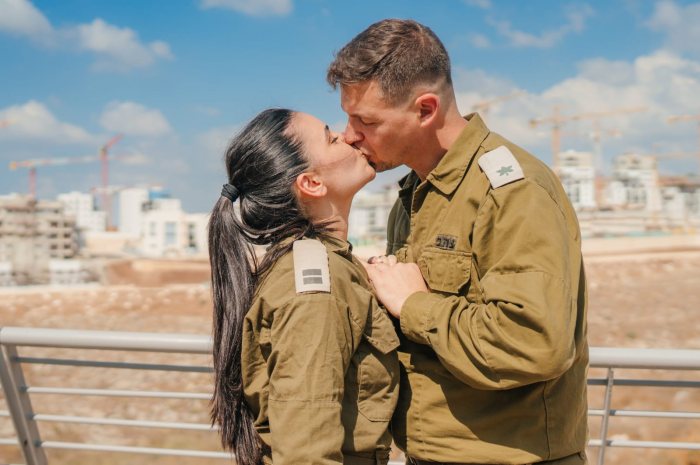 חופה במדים, מוקפים במשפחה וחברים קרובים - חתונות בישראל! צילום: עידן פוריאן מקליקה וודינג.